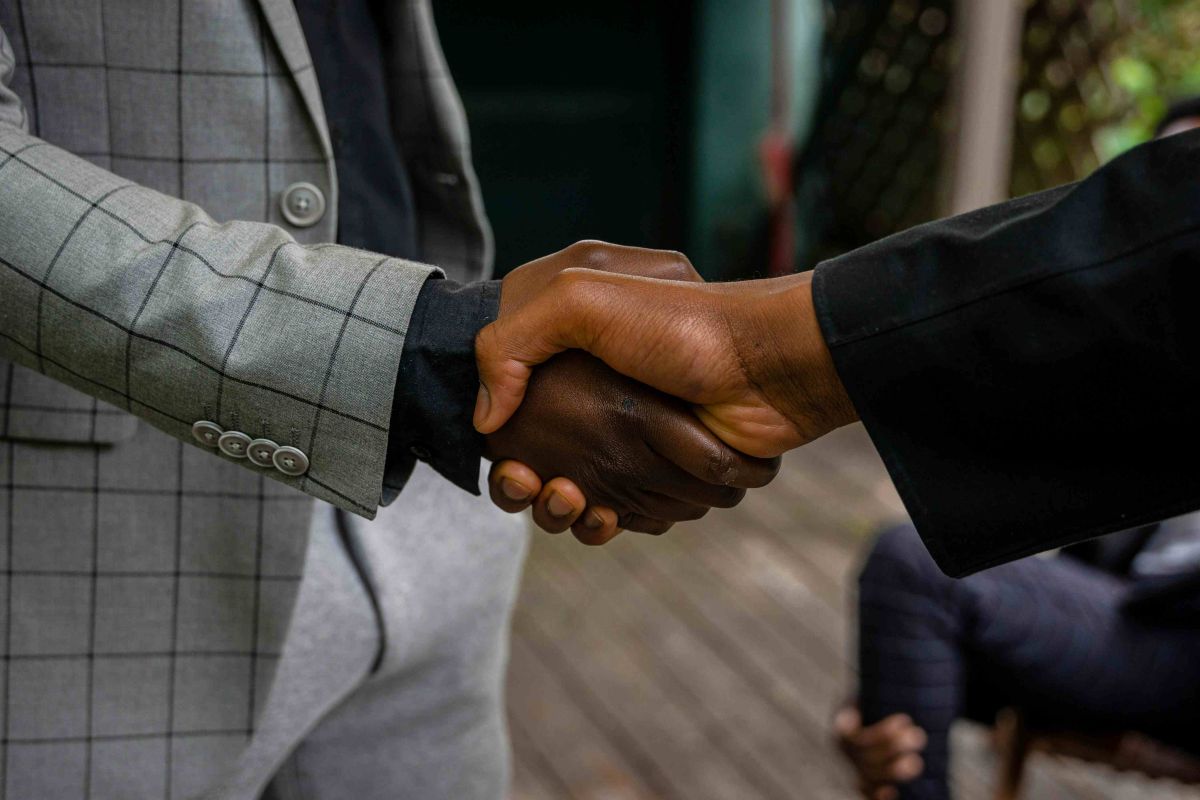 Aperto de mãos simbolizando a missão de confiabilidade