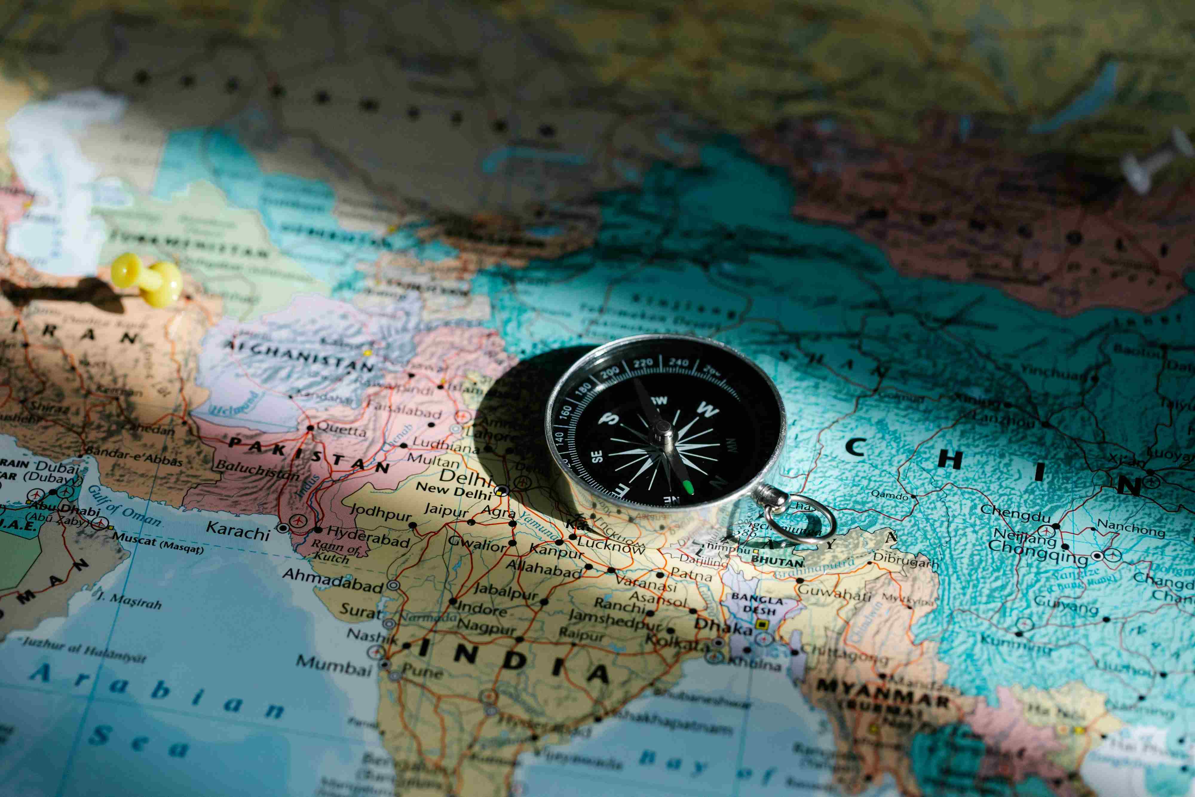 Mapa mundi com um alfinete amarelo, fazendo alusão a localização que deseja chegar