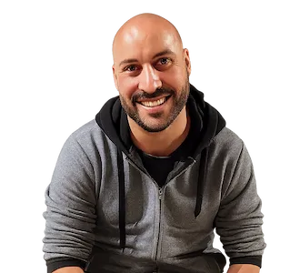 Lucas Brasil, Desenvolvedor, pessoa branca, careca, com barba fechada, foto com fundo transparente e sorrindo 
                e olhando para a câmera de forma descontraída